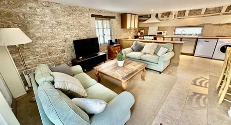 Maison ancienne meublée à louer au pied du château des Milandes, 78m², 2 chambres, piscine privée, hameau de CASTELNAUD-LA-CHAPELLE. DPE: 399 KWHep/m²an. Electrique.