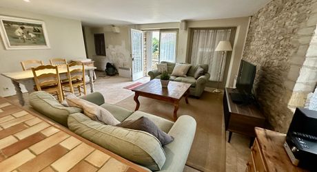 Maison ancienne meublée à louer au pied du château des Milandes, 78m², 2 chambres, piscine privée, hameau de CASTELNAUD-LA-CHAPELLE. DPE: 399 KWHep/m²an. Electrique.