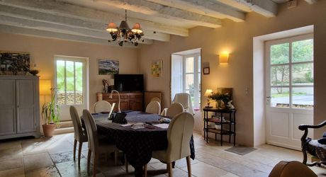Maison Perigordine renovée dans village avec jardin et piscine