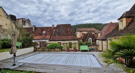 Maison Perigordine renovée dans village avec jardin et piscine