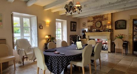 Maison Perigordine renovée dans village avec jardin et piscine