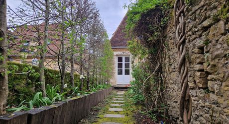 Maison Perigordine renovée dans village avec jardin et piscine