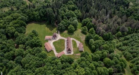 Domaine d'exception sur 100 hectares de forêt privée et bâtis en pierre. Vidéo sur demande