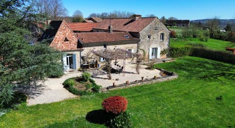 Propriété de Prestige en Pierre avec Vue Panoramique, Gîte de 5 Chambres, Appartement Indépendant, Grange et Piscine : Un Domaine de Charme Clé en Main au Cœur du Périgord Noir à quelques kilomètres des commerces
