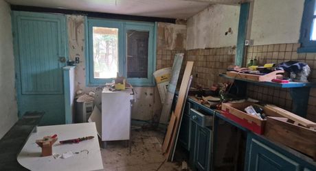 Maison perigordine en pierres à renover avec dépendances et terrain d'env 5000m2