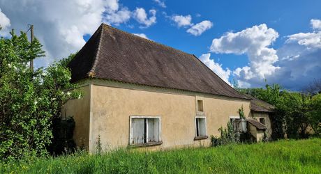 Maison perigordine en pierres à renover avec dépendances et terrain d'env 5000m2