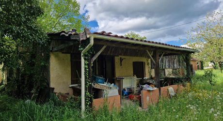 Maison perigordine en pierres à renover avec dépendances et terrain d'env 5000m2