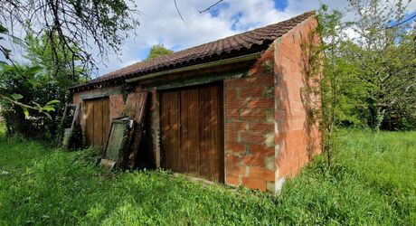 Maison perigordine en pierres à renover avec dépendances et terrain d'env 5000m2