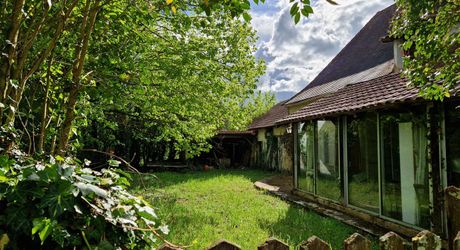 Maison perigordine en pierres à renover avec dépendances et terrain d'env 5000m2