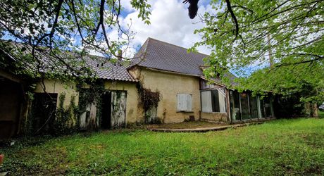 Perigordian stone house to renovate with outbuildings and land of approx. 5000m2