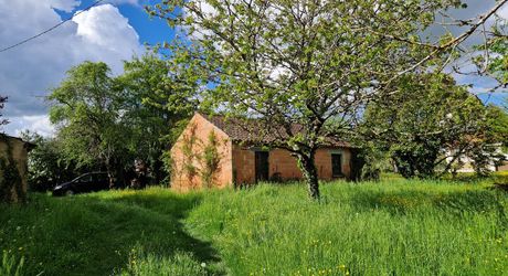 Maison perigordine en pierres à renover avec dépendances et terrain d'env 5000m2