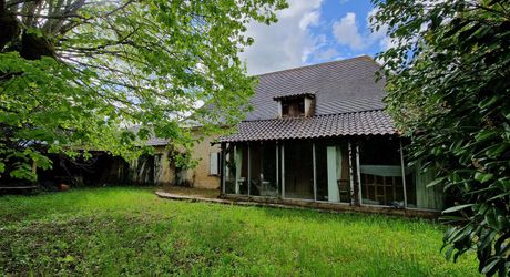 Maison perigordine en pierres à renover avec dépendances et terrain d'env 5000m2