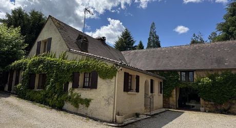 Ancienne et spacieuse propriété familiale avec piscine, proche des commerces 