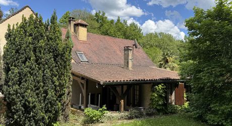Ancienne et spacieuse propriété familiale avec piscine, proche des commerces 
