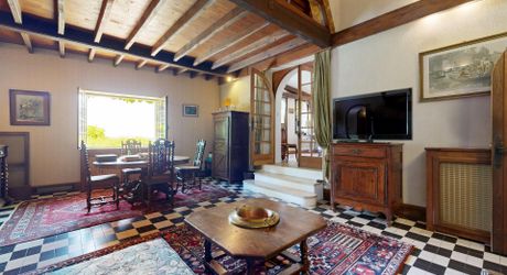 Ancienne et spacieuse propriété familiale avec piscine, proche des commerces 