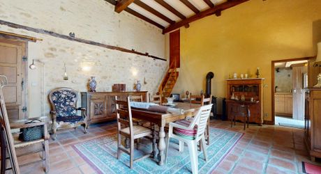 Ancienne et spacieuse propriété familiale avec piscine, proche des commerces 