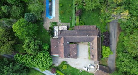 Ancienne et spacieuse propriété familiale avec piscine, proche des commerces 