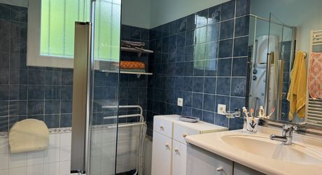 Maison contemporaine de plain-pied avec jardin et proche des commerces