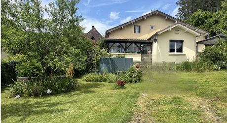 Clé en main, cœur comblé : Découvrez cette perle rare avec jardin et commerces à pied.