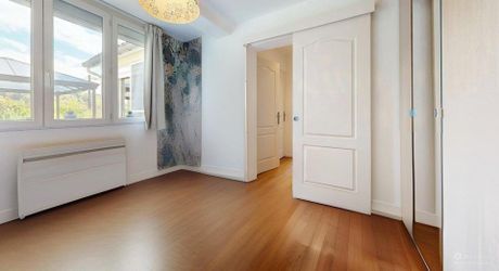 Clé en main, cœur comblé : Découvrez cette perle rare avec jardin et commerces à pied.