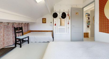 Clé en main, cœur comblé : Découvrez cette perle rare avec jardin et commerces à pied.