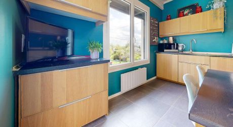 Clé en main, cœur comblé : Découvrez cette perle rare avec jardin et commerces à pied.