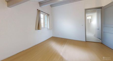 Clé en main, cœur comblé : Découvrez cette perle rare avec jardin et commerces à pied.