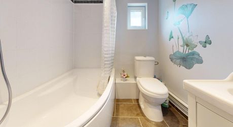 Clé en main, cœur comblé : Découvrez cette perle rare avec jardin et commerces à pied.