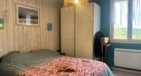 Un refuge suspendu dans la nature avec 4 chambres, piscine hors sol et panneaux photovoltaïques