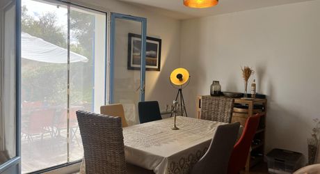Un refuge suspendu dans la nature avec 4 chambres, piscine hors sol et panneaux photovoltaïques