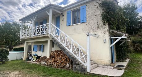 Un refuge suspendu dans la nature avec 4 chambres, piscine hors sol et panneaux photovoltaïques
