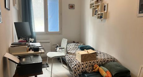 Un refuge suspendu dans la nature avec 4 chambres, piscine hors sol et panneaux photovoltaïques