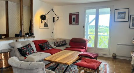 Un refuge suspendu dans la nature avec 4 chambres, piscine hors sol et panneaux photovoltaïques