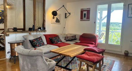Un refuge suspendu dans la nature avec 4 chambres, piscine hors sol et panneaux photovoltaïques