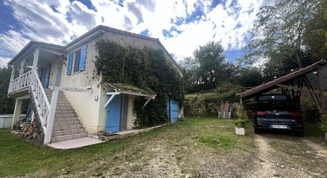 Un refuge suspendu dans la nature avec 4 chambres, piscine hors sol et panneaux photovoltaïques