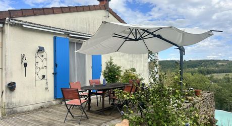 Un refuge suspendu dans la nature avec 4 chambres, piscine hors sol et panneaux photovoltaïques