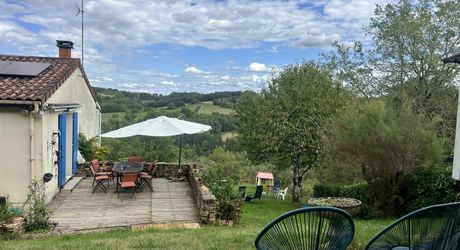 Un refuge suspendu dans la nature avec 4 chambres, piscine hors sol et panneaux photovoltaïques