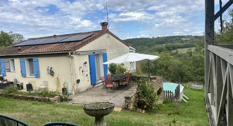 Un refuge suspendu dans la nature avec 4 chambres, piscine hors sol et panneaux photovoltaïques