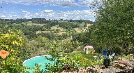 Un refuge suspendu dans la nature avec 4 chambres, piscine hors sol et panneaux photovoltaïques