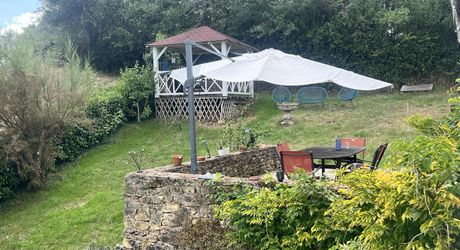 Un refuge suspendu dans la nature avec 4 chambres, piscine hors sol et panneaux photovoltaïques