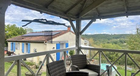 Un refuge suspendu dans la nature avec 4 chambres, piscine hors sol et panneaux photovoltaïques