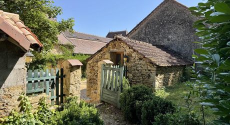 Belle demeure à l'abri des regards, avec grange en pierre et piscine
