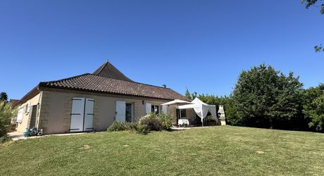 Vaste maison contemporaine de plain-pied proche des commerces