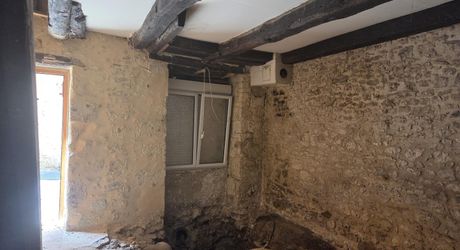 Maison en pierre, à rénover entièrement
