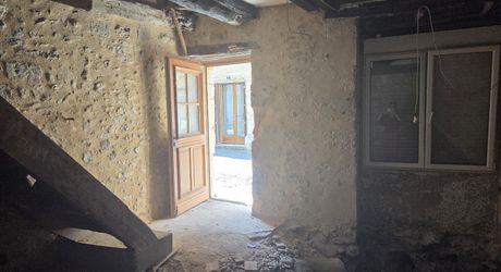 Maison en pierre, à rénover entièrement