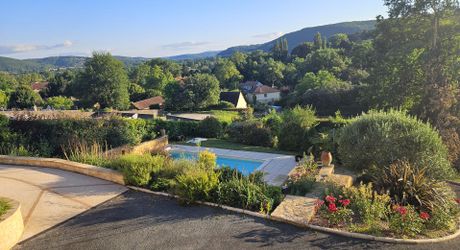 Belle maison contemporaine avec piscine et jolie vue  dans un quartier résidentiel