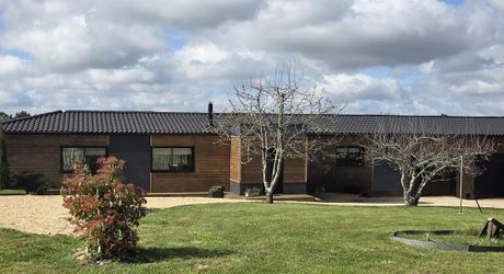 Grande maison contemporaine avec piscine et vue dégagée 