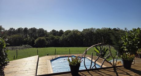 Grande maison contemporaine avec piscine et vue dégagée 