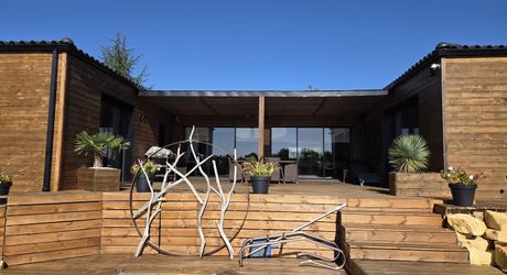 Grande maison contemporaine avec piscine et vue dégagée 