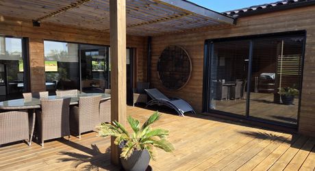Grande maison contemporaine avec piscine et vue dégagée 